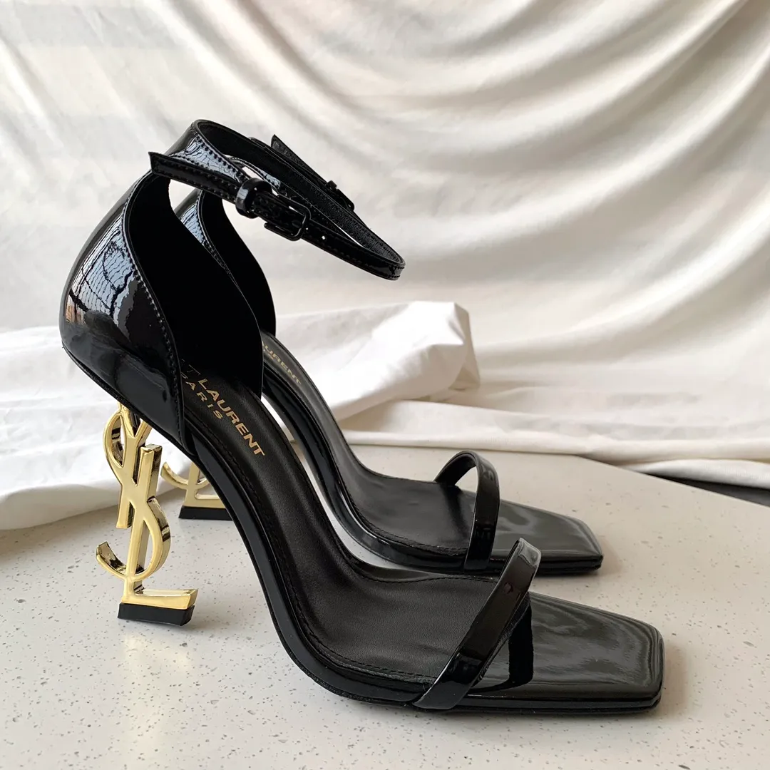 👟👟Ex-factory price 520 SAINT LAUREN*" Saint Laurent YSL classic one-word high-heeled sandals with logo lettering. Only YSL understands women's hearts best and does not accept refutation. It is a super invincible feminine artifact and a must-have for women (✅Z products are fully customized, with self-molded toe hardware, perfect consistency) Upper: Customized imported cotton silk fabric/Imported calf patent leather Lining: Imported 🐑Sheep leather Sole: Imported genuine leather outsole Heel height: 9cm Color: black lacquer with silver, black with gold Size: 35-39 (full set of packaging)